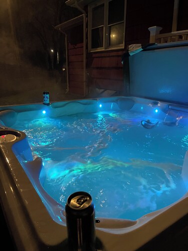 Salem/Boston Charming Family friendly home with private hot tub!!!