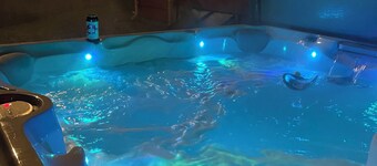 Salem/Boston Charming Family friendly home with private hot tub!!!