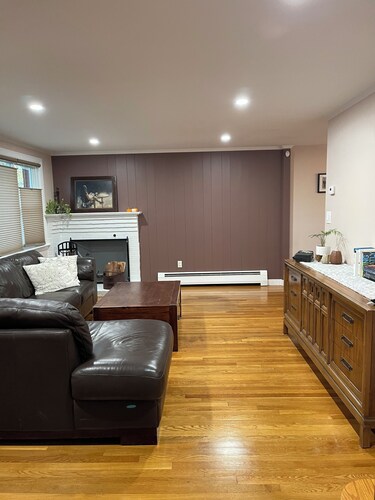 Salem/Boston Charming Family friendly home with private hot tub!!!