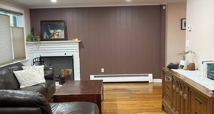 Salem/Boston Charming Family friendly home with private hot tub!!!