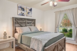 3 bedrooms, in-room safe, desk, iron/ironing board - Central DFW Family Retreat – Pool • Game Room • Firepit • Near NRH2O & Airport (North Richland Hills)