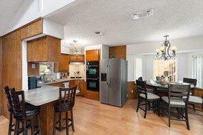 Frigorifero, microonde, forno, piano cottura