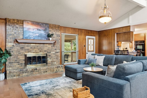 Luxury 3BR, DFW Pool Home, Game Room, Sleeps 7, AT&T Stadium, World Cup Dallas