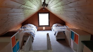 2 habitaciones y tabla de planchar con plancha