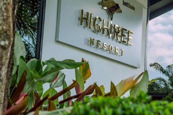 A sign for Highreef Resort with a logo above the name. - High Tree Resort, Krabi (Krabi)