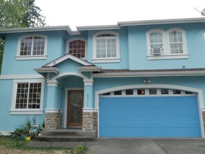 Exterior - Enjoyable Mediteranean Style 3-bedroom house in Maple Valley (Maple Valley)