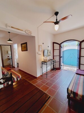 Family Chalet, Patio, Courtyard View | Living area | TV - Quinta Essência Suítes e Chalés (Ubatuba)