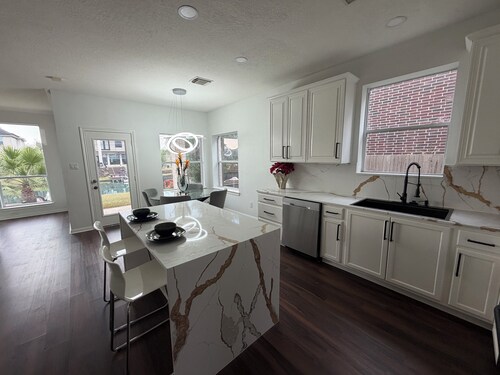 Specials! Luxury Lakefront 4BR, 3.5Bath : Family & Corporate Friendly