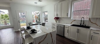 Specials! Luxury Lakefront 4BR, 3.5Bath : Family & Corporate Friendly