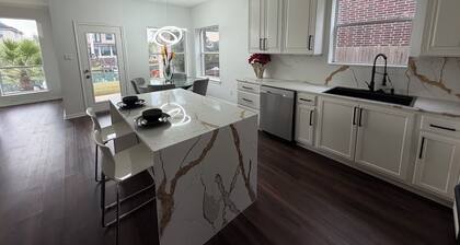 Specials! Luxury Lakefront 4BR, 3.5Bath : Family & Corporate Friendly