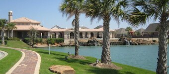 Luxury Lakefront : 10+ Guests : World Cup, Family & Corporate Friendly