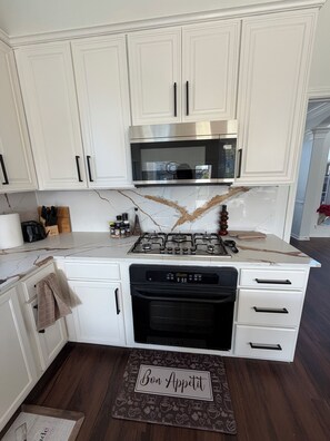 Mikroaaltouuni, uuni, liesi, astianpesukone