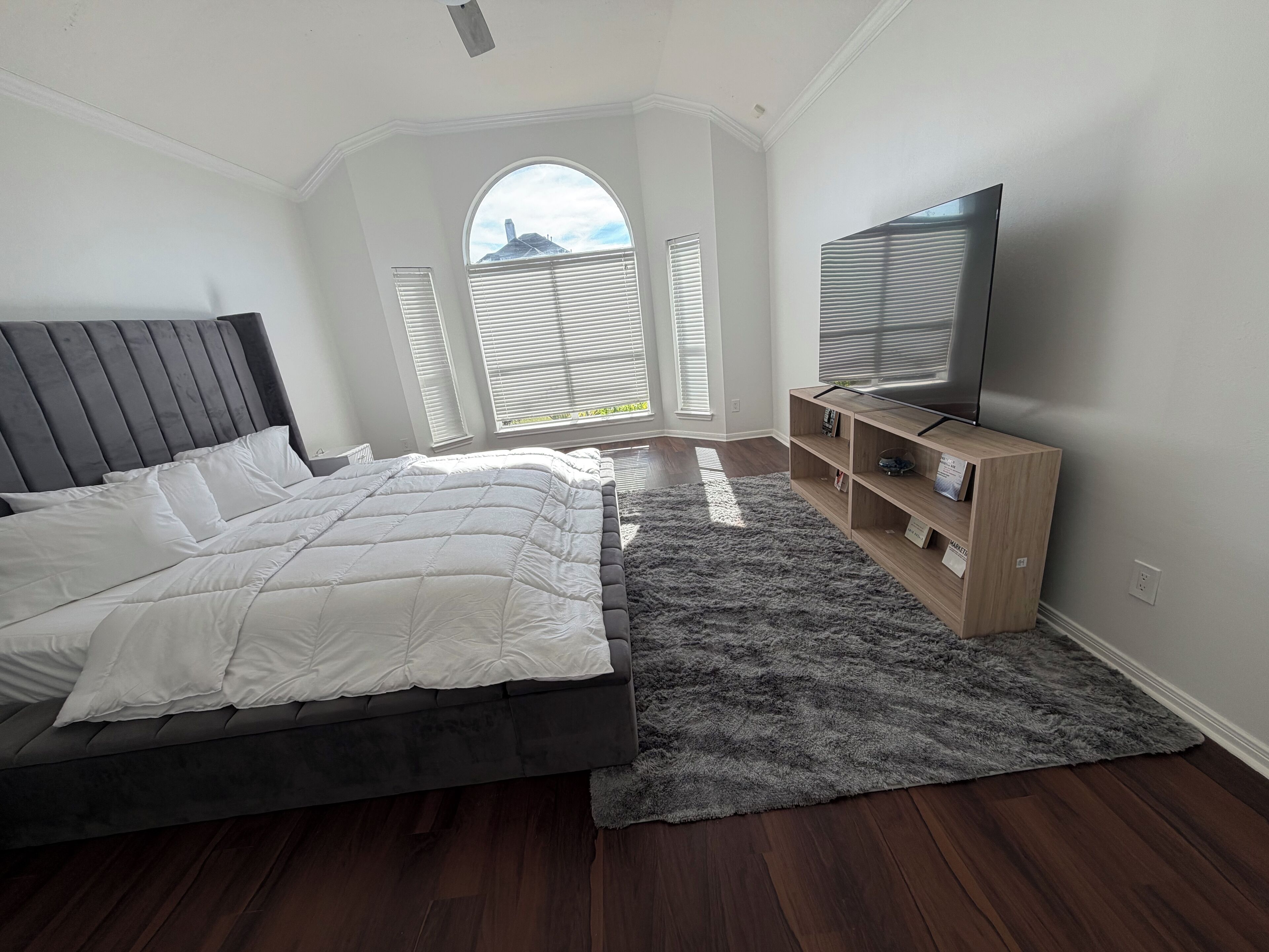 4 bedrooms, iron/ironing board, WiFi, bed sheets