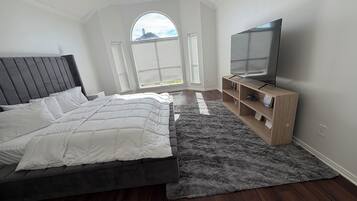 4 bedrooms, iron/ironing board, WiFi, bed sheets