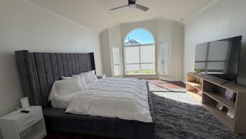 4 bedrooms, iron/ironing board, WiFi, bed sheets