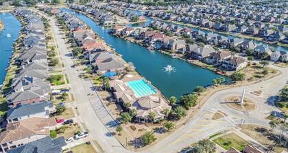 Luxury Lakefront Escape • Kayaks • Boating• Fishing • Views