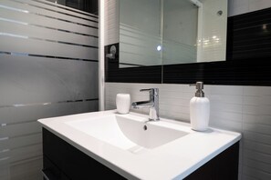 Shower, towels, soap, toilet paper - Spacious and luminous apartment in Plaza de España (Madrid)