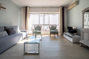 TV - Spacious and luminous apartment in Plaza de España (Madrid)