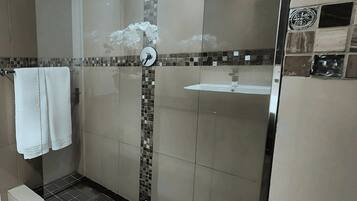 Dusche, Haartrockner, Handtücher, Seife
