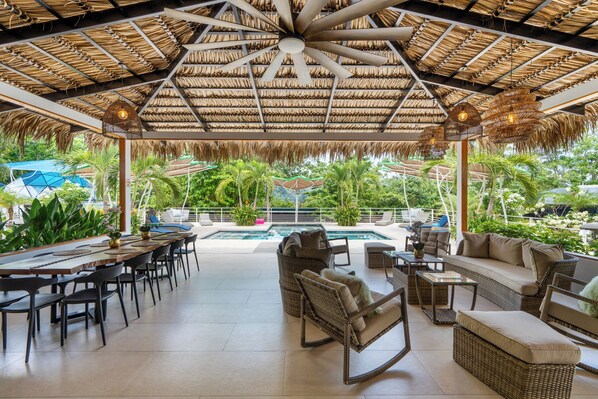 تناول الطعام بالخارج