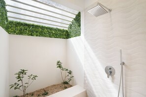 Shower, hair dryer, towels, soap - King Suite w Pool + Game Room + 5 min. to the Beach (Potrero)