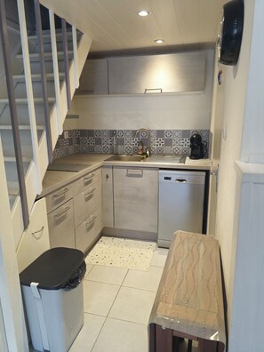 Microondas, placa de cocina, lavavajillas y cafetera o tetera