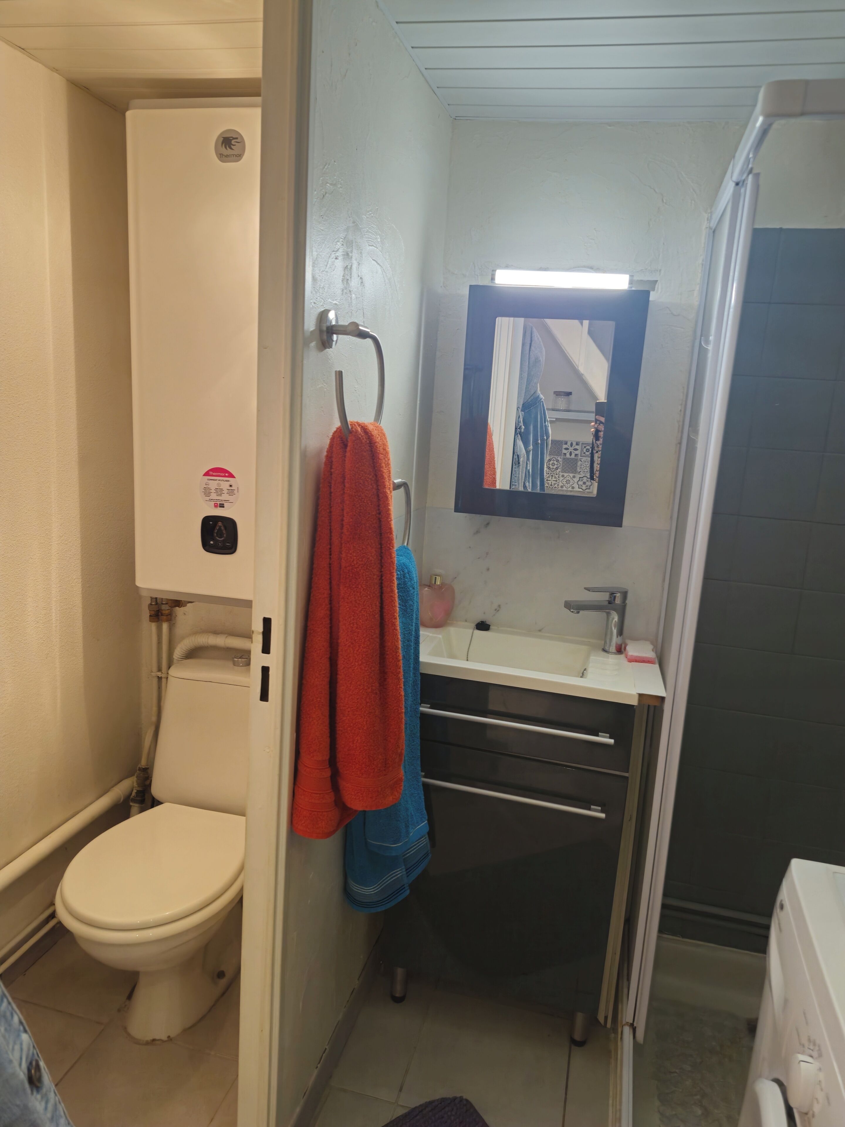 Dusj, hårføner, såpe og toalettpapir