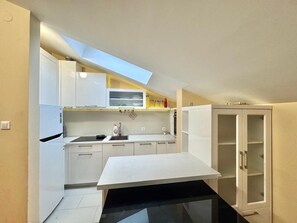 Luxury Apartment, City View | Private kitchen