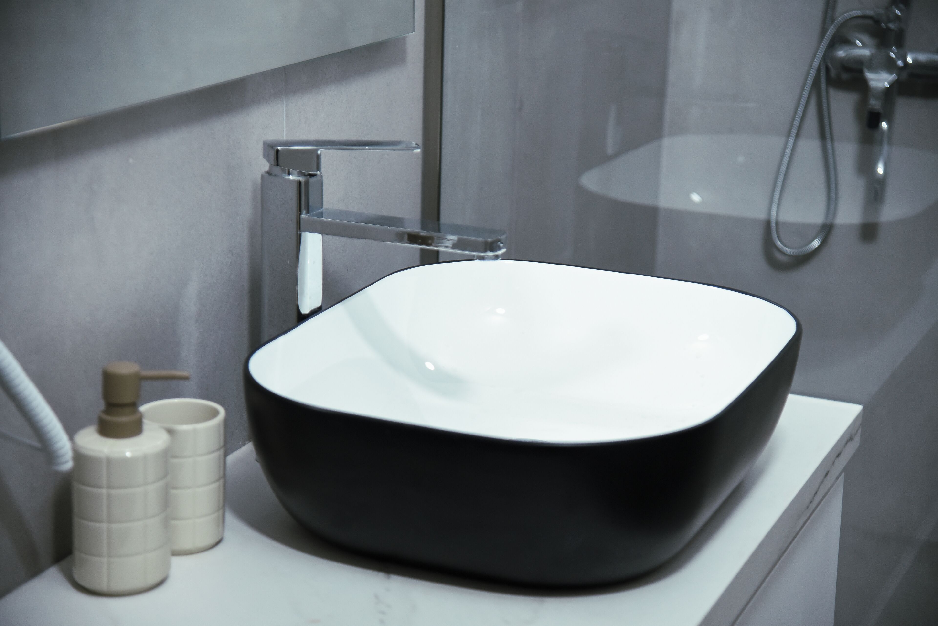 Regadera, tina de hidromasaje, secadora de cabello, bidet 