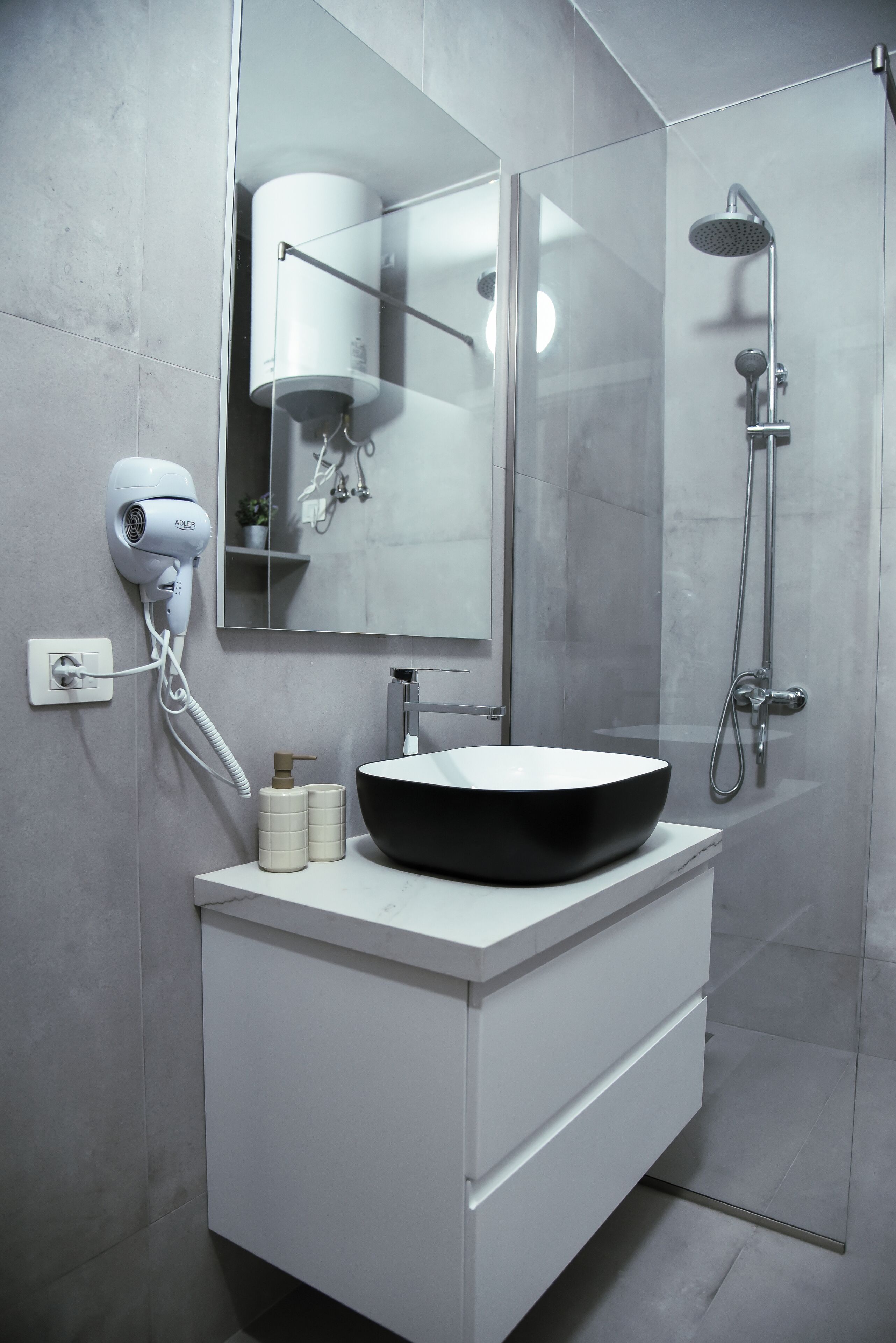 Dusche, Whirlpool, Haartrockner, Bidet