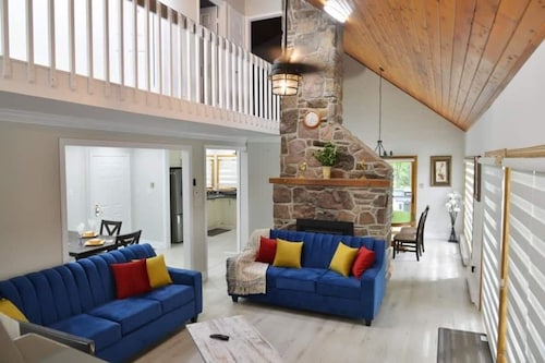 Modern Lakefront Family Cottage + BBQ & Games