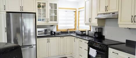 雪櫃、微波爐、焗爐、爐具