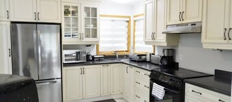 Modern Lakefront Family Cottage + BBQ & Games