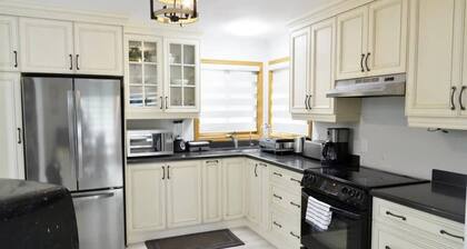 Modern Lakefront Family Cottage + BBQ & Games