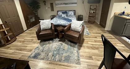 Cozy Cabin for Two by the Lake for a Peaceful Escape in Opelika, Alabama