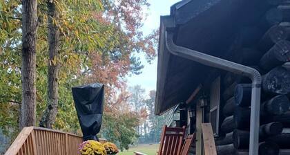 Cozy Cabin for Two by the Lake for a Peaceful Escape in Opelika, Alabama