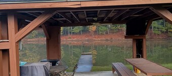 Cozy Cabin for Two by the Lake for a Peaceful Escape in Opelika, Alabama
