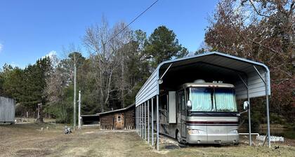 Cozy Cabin for Two by the Lake for a Peaceful Escape in Opelika, Alabama