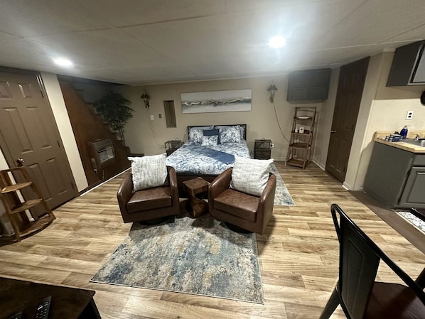 1 bedroom, iron/ironing board, WiFi, bed sheets - Cozy Cabin for Two by the Lake for a Peaceful Escape in Opelika, Alabama (Opelika)