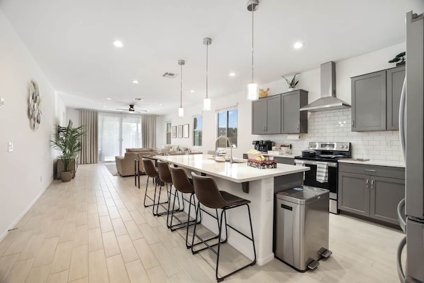 Refrigerador, microondas, horno y parrilla de estufa