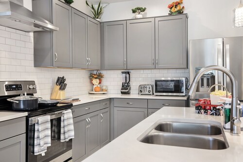 Home movie theater+ Full kitchen