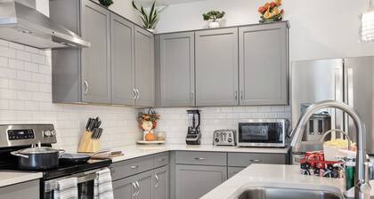 Home movie theater+ Full kitchen