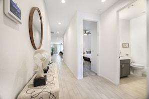 4 habitaciones, tabla de planchar con plancha y cuna de viaje