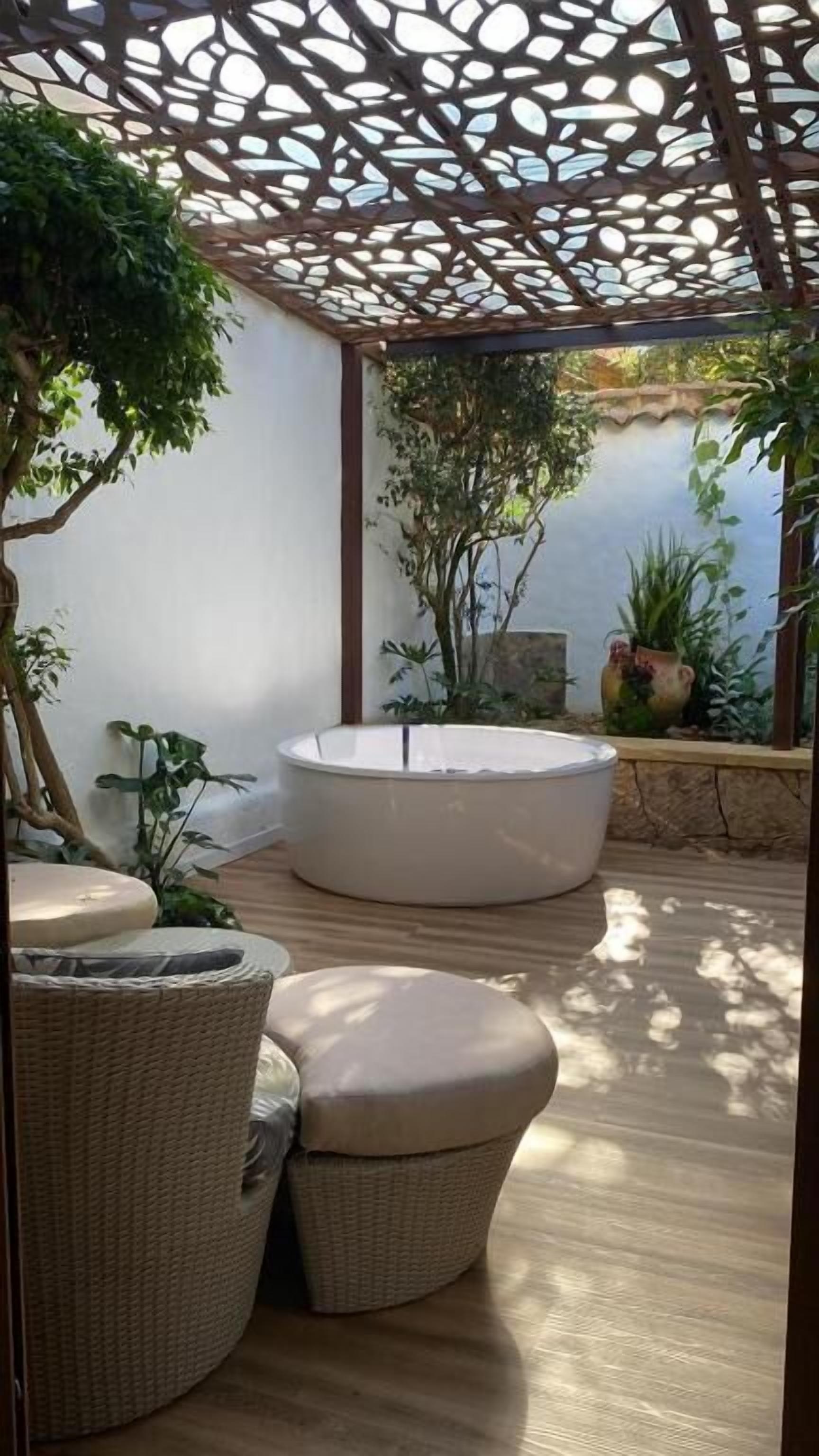 Bañera de hidromasaje al aire libre