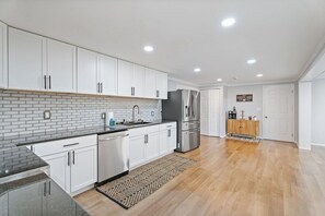 Fridge, microwave, oven, stovetop - FingerLakes! Hot Tub! LRG Home! Sleeps 12 Dogs ok! (Newfield)