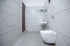 Shower, free toiletries, hair dryer, towels - Lionton Resort by Z Vacations (Sakleshpur)