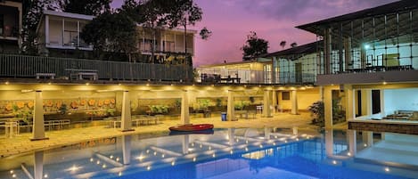 Una piscina al aire libre