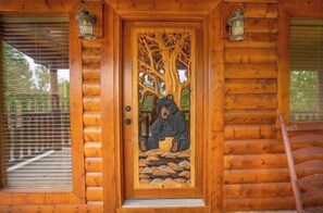 Exterior detail - Bearly Chocolate (Sevierville)