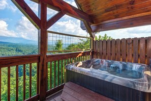 Outdoor spa tub - Beverly's Bearadise (Sevierville)