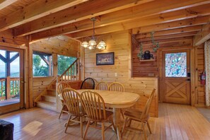 Cabane, plusieurs lits, animaux de compagnie interdits, vue montagne (Beverly's Bearadise (2)) | Restauration